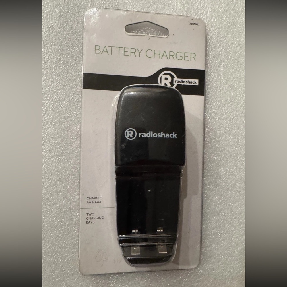 Radio Shack Charger for Ni-MH AA and AAA Rechargeable Batteries, 230-2011. New!